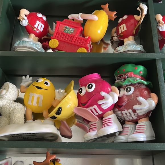 25 Toy. M&M Figures with Teak Cabinet - Picture 2 of 5